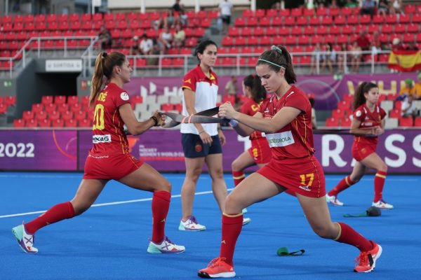 🏑🇪🇸El seleccionador <a href="/AbsolutaFem/">RedsticksHockeyFem</a> Adrian Lock, ha fet pública la llista de 2️⃣6️⃣ jugadores convocades per a València del 30 abril al 3 de maig.
En aquesta concentració, que servirà per continuar preparant l'europeu d’Alemanya el proper mes d'agost, s'enfrontaran a Argentina
