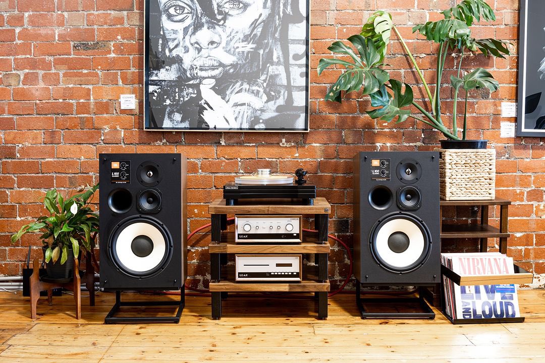 HiFiRacksLtd's tweet photo. Check out this stunning hi-fi set-up from #AudioInfluence ft. @jblsynthesis, #NewHorizon & #LeakAudio, and a solid walnut 3-tier Podium Reference rack with black legs for an acoustically performing foundation & sleek visual contrast
A treat for both the eyes and ears! 🎵 https://t.co/cRJiNB6Xdz
