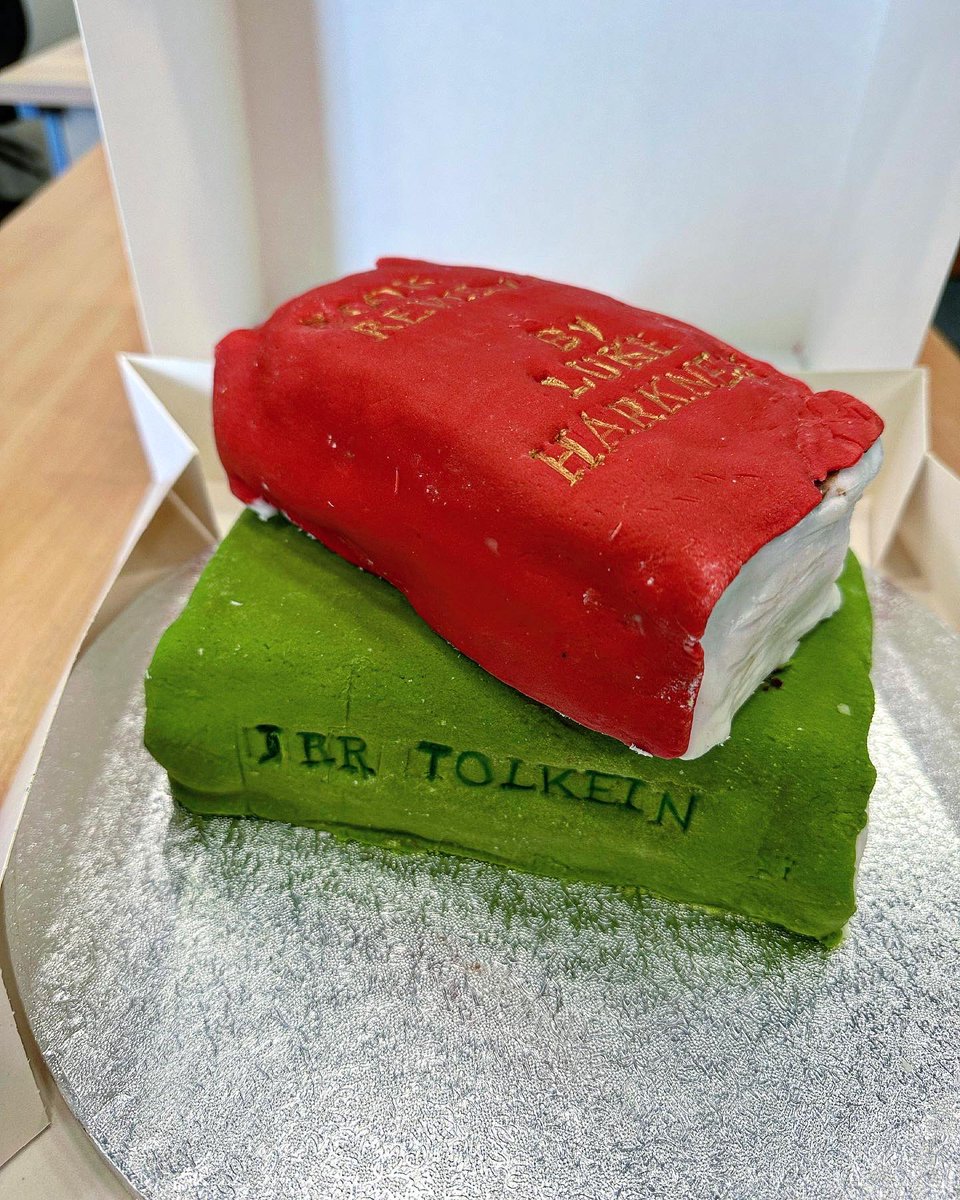 luke_harkness's tweet image. Loved going into work today, after my birthday yesterday, to see this cake there!

I have such great colleagues. Props to Fiona, this is unbelievable. 🙏