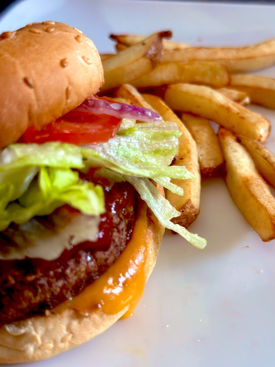 chick_n_fry's tweet photo. "Dig into our mouthwatering air fried beef burger and crispy fries without the guilt! At Chick N Fry, we're proud to be Toronto's 1st air fry restaurant, offering a healthier and delicious alternative to traditional fried food!! #ChickNFry #HealthyEating #TorontoFoodie 🍔🍟🌿" https://t.co/qsg6VNA6oY