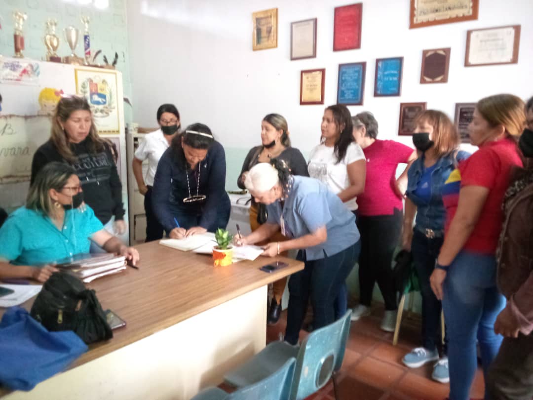 ActualZe's tweet photo. #12Ab| Continúan los despliegues de acompañamiento al funcionamiento de las Instituciones Educ. en las Pqas. La Cruz,San Vicente, Corozo, El Furrial y Jusepín con Voceros del CDE y Vocera de Somos Venezuela, por una Educación de Calidad. #RebeldíaComunicacional 
@NicolasMaduro https://t.co/ZM8OS4FuJm