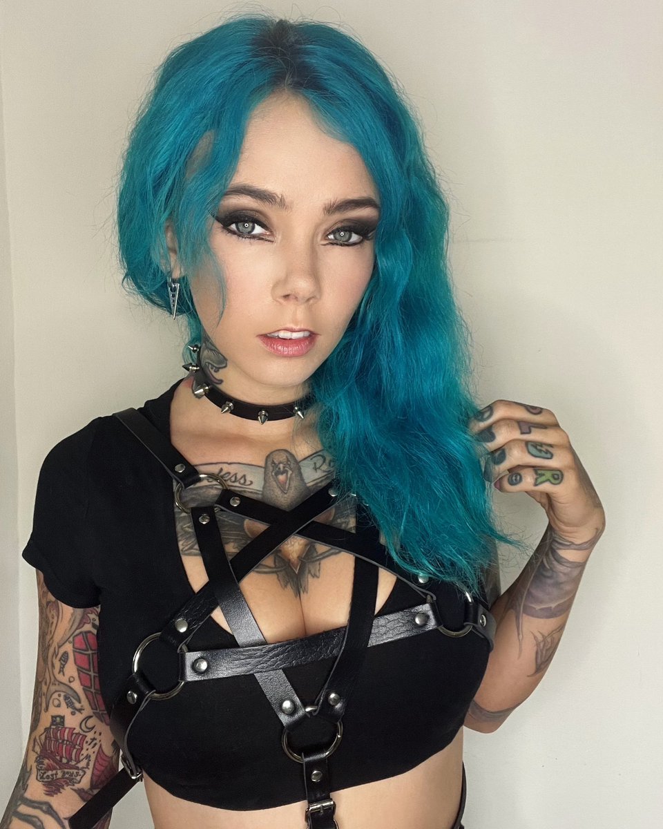 AlexandriaNFall's tweet photo. Just got sent these accessories from https://t.co/AeCV9Ddzuc  Use code “Shary” for a discount 💖 #AltFashion #AltGirl #AlternativeFashion #AltGirls #BlueHairGirl #GirlsWithTattoos #BlueHairedGirl #InkedModel #InkedModels #EmoGirl #emogirls https://t.co/Lt09oVfhd2