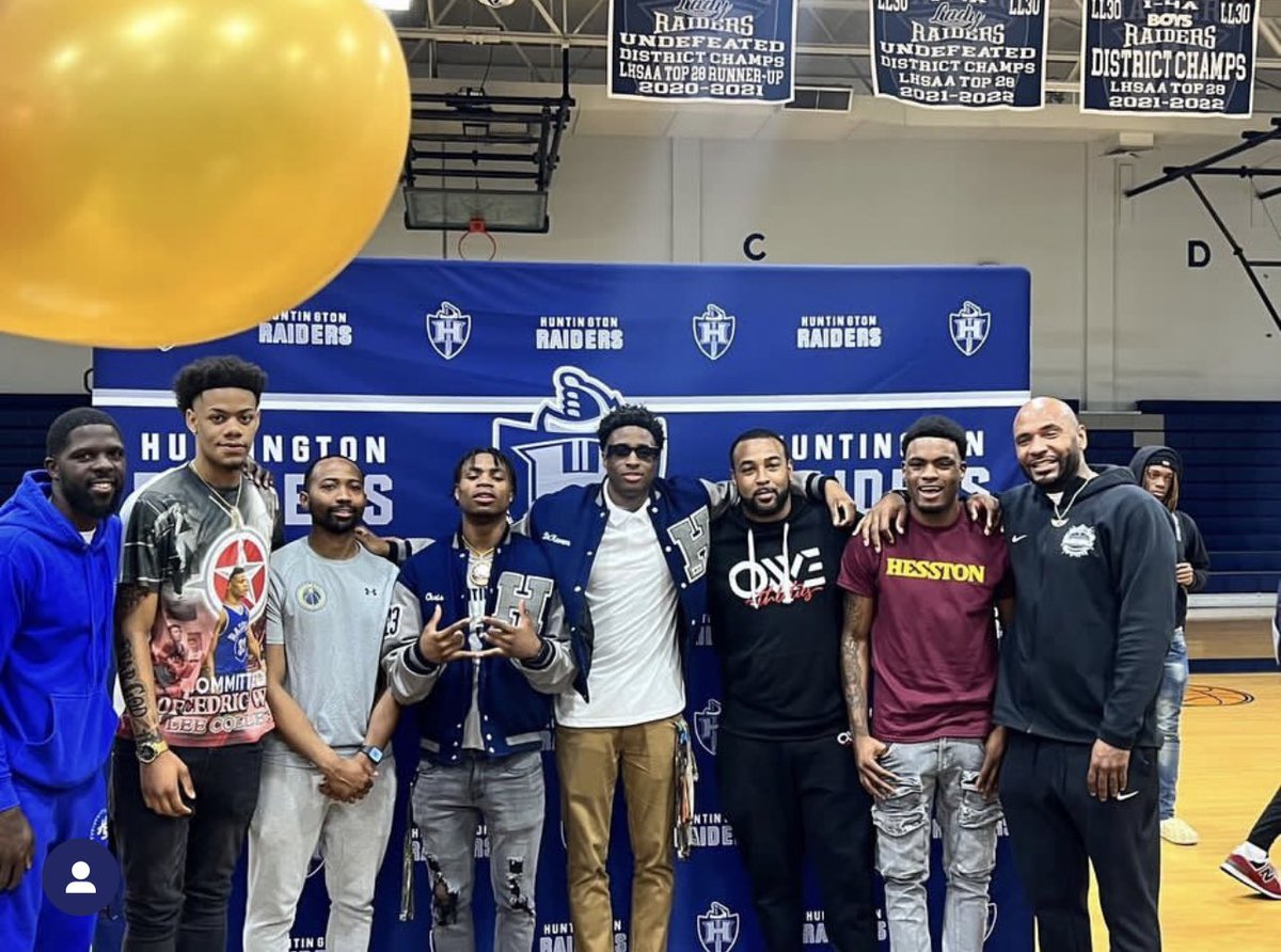 OWELA2's tweet photo. Congrats to all our OWE guys on their signings ! Go be GREAT Fellas ! 💙💛✊🏽

@kav3on  Jones CC
@GKentravis Hesston CC
@Smirk4x Angelina CC 
@WebbDecedric Lee College 
@fbenjamin23  Jacksonville College https://t.co/WsbozJg2Ng