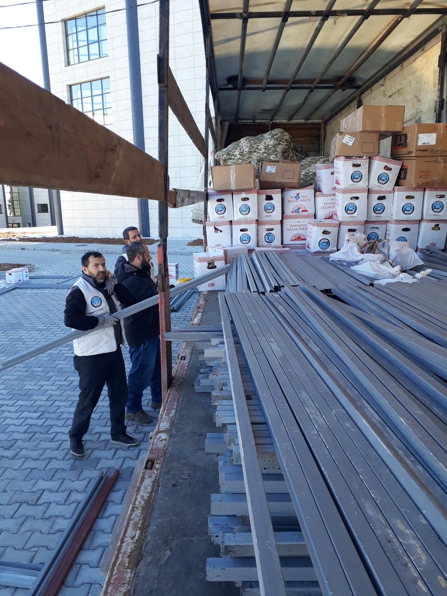 Emirsultan_IYH's tweet photo. Selamun aleyküm ve rahmetullah ;

Bursa emirsultan Gönüllüleri olarak depremde de kardeşlerimizin yanındayız.  50 adet #afet çadırı,
Çadır mahallemeyiz, AFAD yetkililerine teslim edildi.
#Kahramanmaras da sütcü imam üniveristesi #Emirsultan Gönüllüleri Çadır Mahallesi.🇹🇷🇹🇷🇹🇷 https://t.co/C3TT5v3wQy