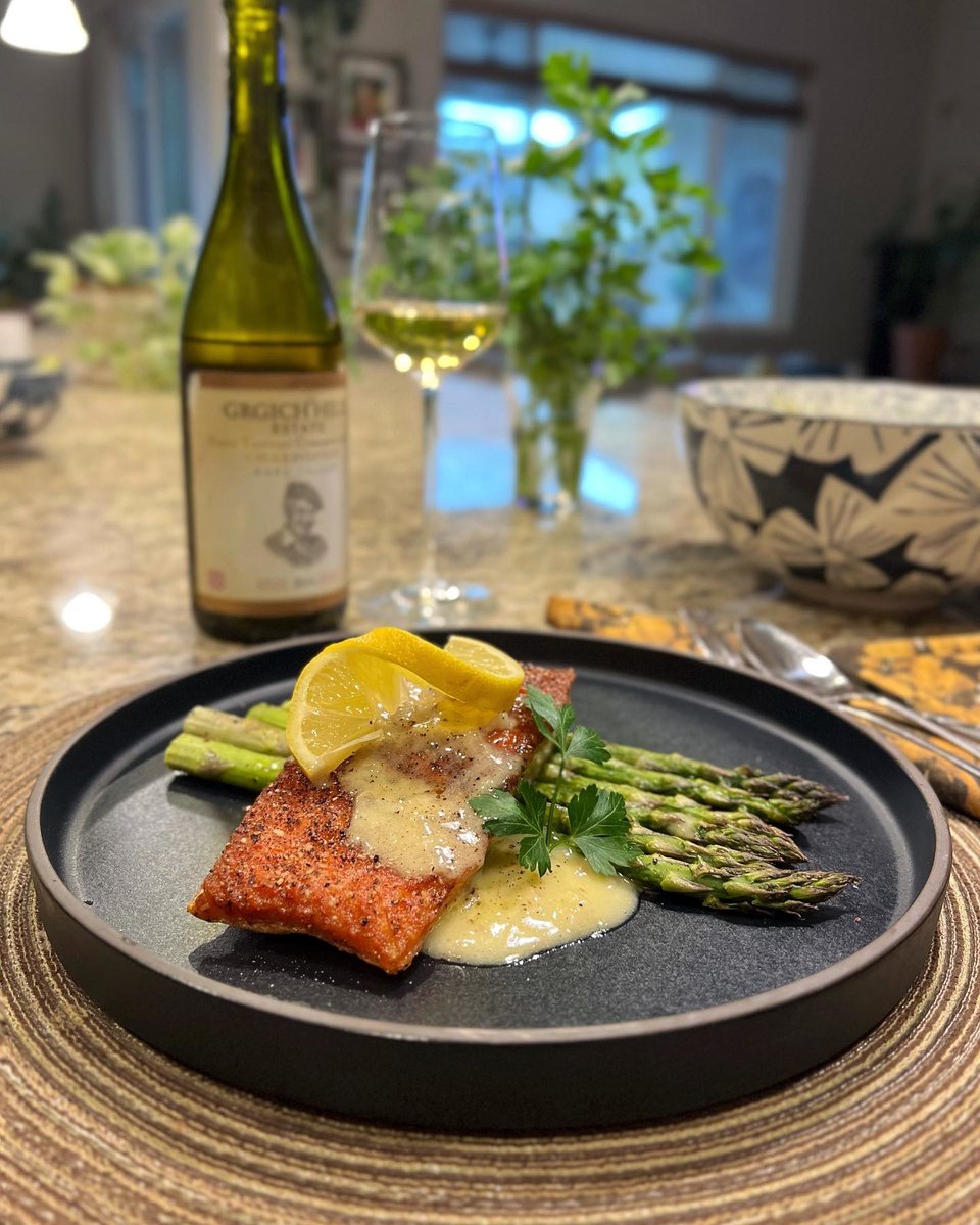 Seafood lovers, unite! A crisp glass of our Napa Valley Chardonnay accompanies your favorite fish dish perfectly. Whether you enjoy grilled salmon or classic fish and chips, chardonnay is the perfect match. Cheers!🥂

📸: @gourmethusbands