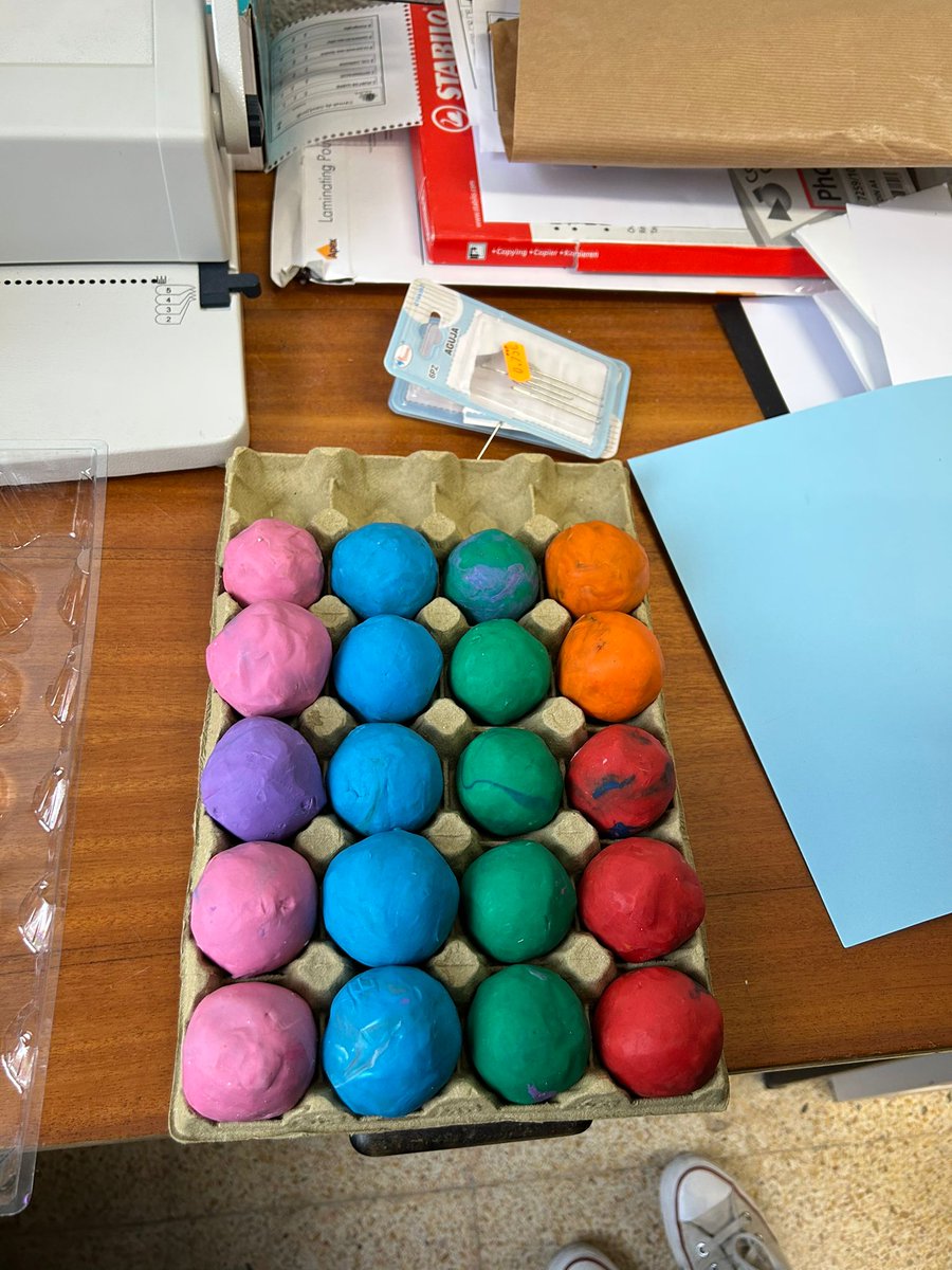 felip_lorenzo's tweet image. Amb ganes de veure com se'n surten les alumnes de #4ESOBioGeo @inscanoriac amb la proposta d'indagació que han preparat la @gemmfreixas i la @camelialoga30 #masterUAB #indagació #MiniTerres #Geologia  #ComposicióInterna @AlbaMontalban