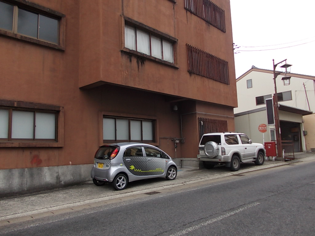 hirataz4's tweet image. #3kW #普通充電 なら鄙びた宿でもEVコンセント設置できです。消費電力が大きい夕食時間帯を避けて #深夜充電 にすれば8時間1000円でも充分。ただし #アイミーブM #プリウスPHV は4時間500円で!(爆) #電気工事士 #EV充電インフラ 車種ごとに設定するのが吉