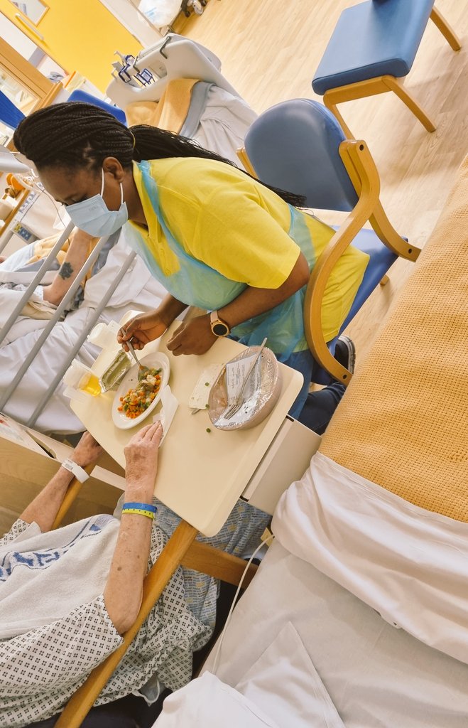 netty_lynette's tweet photo. Veronica doing her last competency & meet Comfort staring her patient support soon to become a #Diningcompanion #yellowNbluearmy is growing fast now @OldhamCO_NHS
@NCA_Volunteers
Lots of new #volunteers already for our #summer60s to join them soon ππβ₯οΈ https://t.co/pNKuj7o5Hu