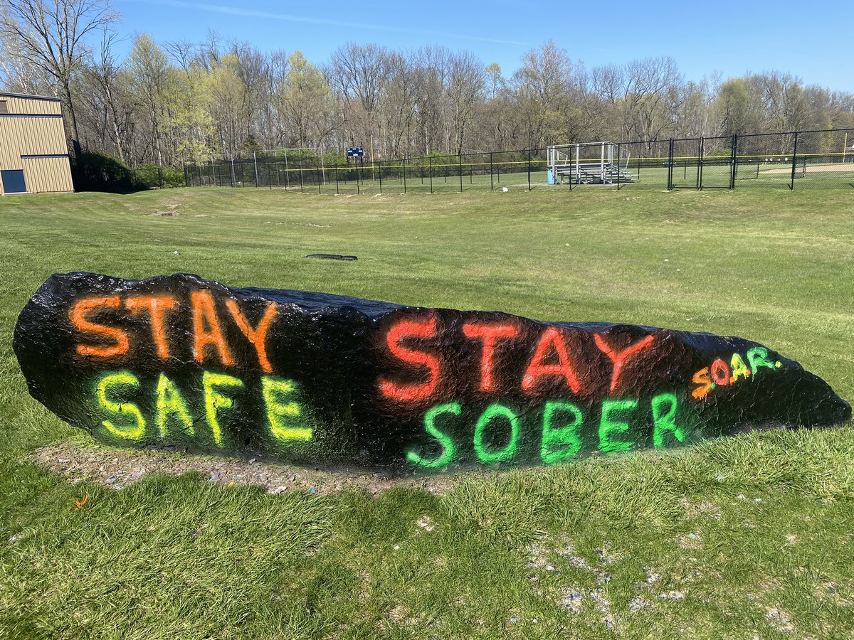 Braedon and Emily from our S.O.A.R club helped paint the school rock today with a positive actionable message for our students for #nationalalcoholawarenessmonth 👏 👏 👏 #decaturproud