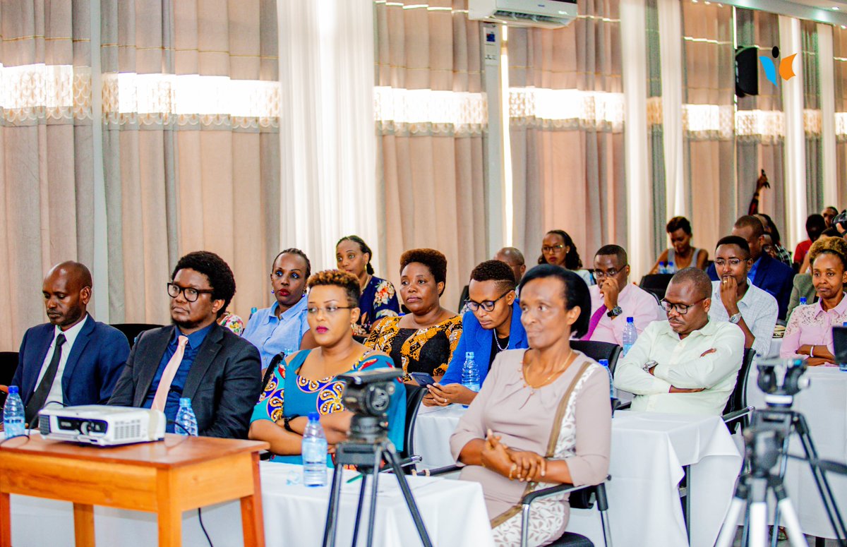 MagazineJimbere's tweet photo. 👏🏾 Avec l’appui financier de la "Fondation SEZ" (https://t.co/moIuhZBNmp), l'@afjo_bdi organisait ce 12/04/2023, les cérémonies de remise de prix aux "meilleures productions média" sur la sécurité alimentaire et nutritionnelle
🎙️ Diane Ndonse, représentante de l'#AFJO: "La sécurité alimentaire n’existe que si tout le monde a, à tout moment la possibilité sociale et économique de se procurer une nourriture suffisante et saine permettant de satisfaire aux besoins alimentaires"
#Burundi