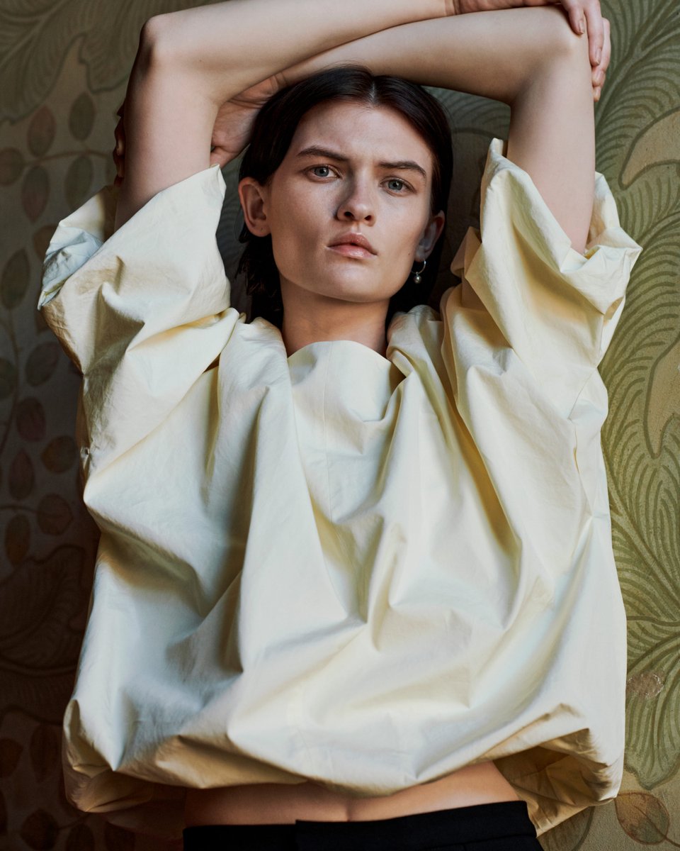 HoltRenfrew's tweet image. April’s a month that, weather wise, runs the gamut from chilly to blissfully warm. #HProject’s latest options veer from cozy cashmere to lighter options for sunny days. Click to shop! &amp;gt;bit.ly/3ZY3rtd #HoltsSustainableEdit