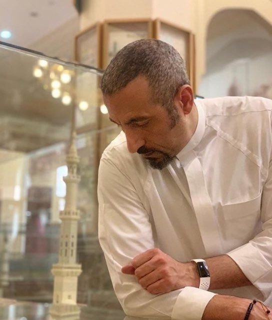 من أقبح الاخلاق اللي ممكن أن يتصف بها الانسان 

الغيبـة !! 

وصفه القرآن بوصف شديد:

( أَيُحِبُّ أَحَدُكُمْ أَنْ يَأْكُلَ لَحْمَ أَخِيهِ مَيْتًا فَكَرِهْتُمُوهُ )

الله سبحانه يعلم اننا سنستهين بهذا الخلق 
فوصفه بوصف قبيح حتى يحذرنا منه .. 

كل مرة تفكر تتكلم عن احد تذكر الاية.