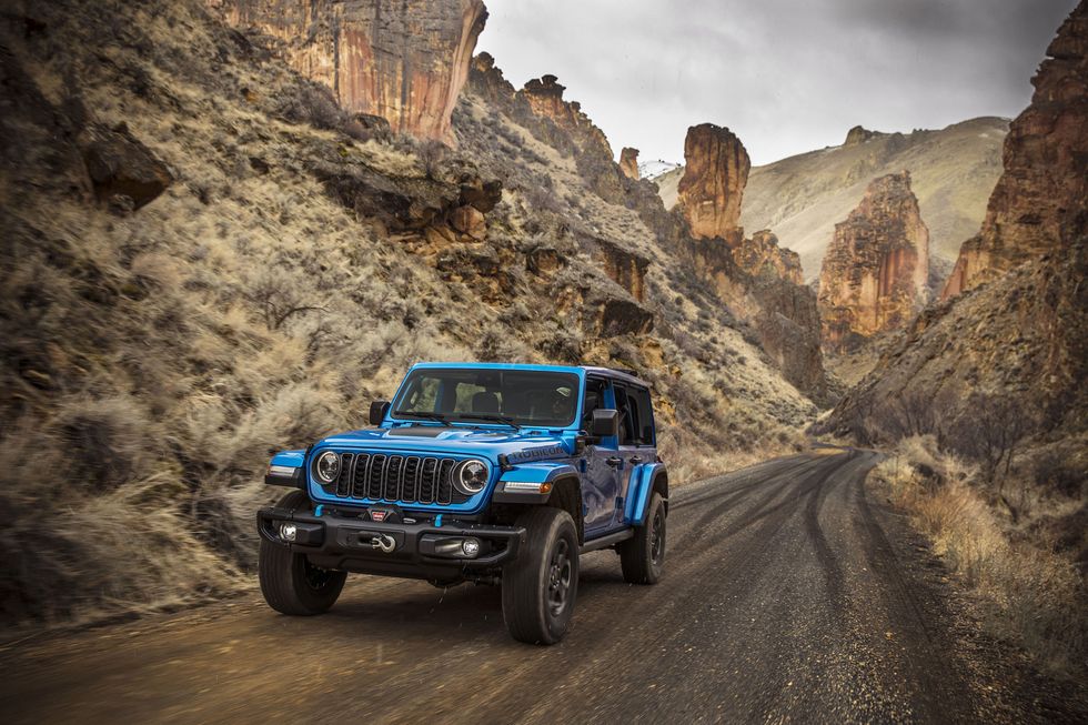 LAAutoShow's tweet photo. Take on the road less traveled with the refreshed 2024 @Jeep #Wrangler, featuring a revamped seven-slot grille and a modernized interior with a new 12.3-inch touchscreen. Experience the power of hybrid with the expanded 4xe lineup, now including the Sport and #RubiconX models. https://t.co/8H1pbdOCLj