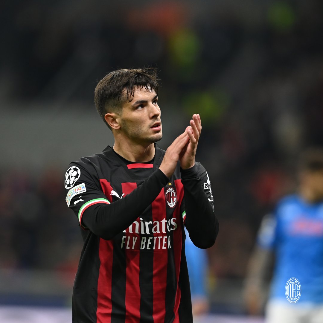 acmilan's tweet photo. Thanks for your support tonight, Rossoneri. You were absolutely incredible 👏

#MilanNapoli #UCL #SempreMilan https://t.co/zaEMyrriV2