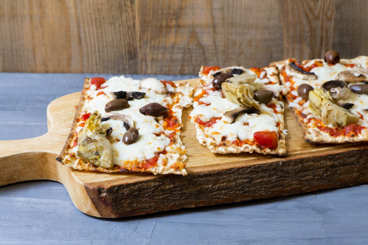RecipeBooksCom's tweet image. Celebrate Passover with a twist on traditional pizza! 🍕🍴 Try this Matzo Pizza recipe for a simple and tasty dish. #Recipes #recipebooks jewishrecipes.com/matzo-pizza-re… 🍴🍅🍴
