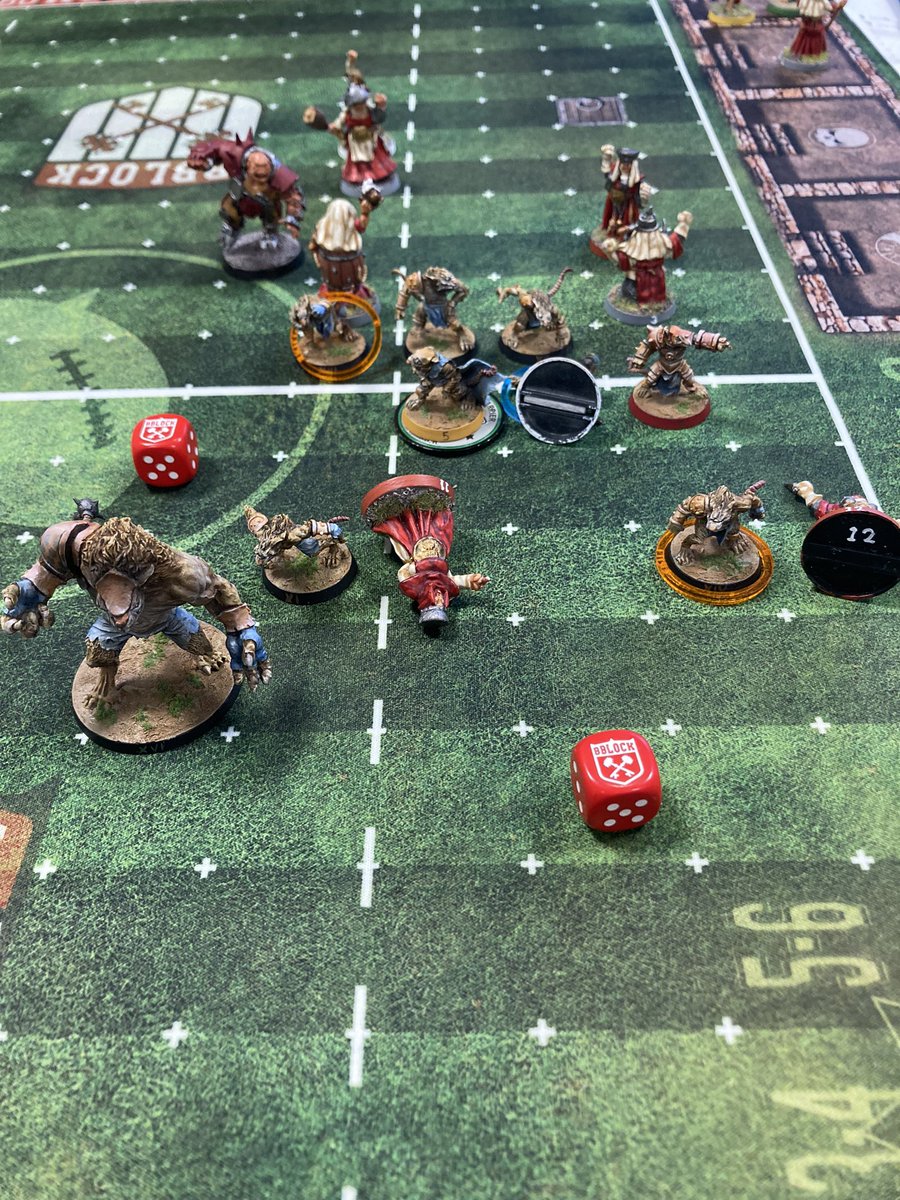 Second league night for us at Denksport centrum Leiden! Place is warm and cosy so join us whenever for a #bloodbowl game!