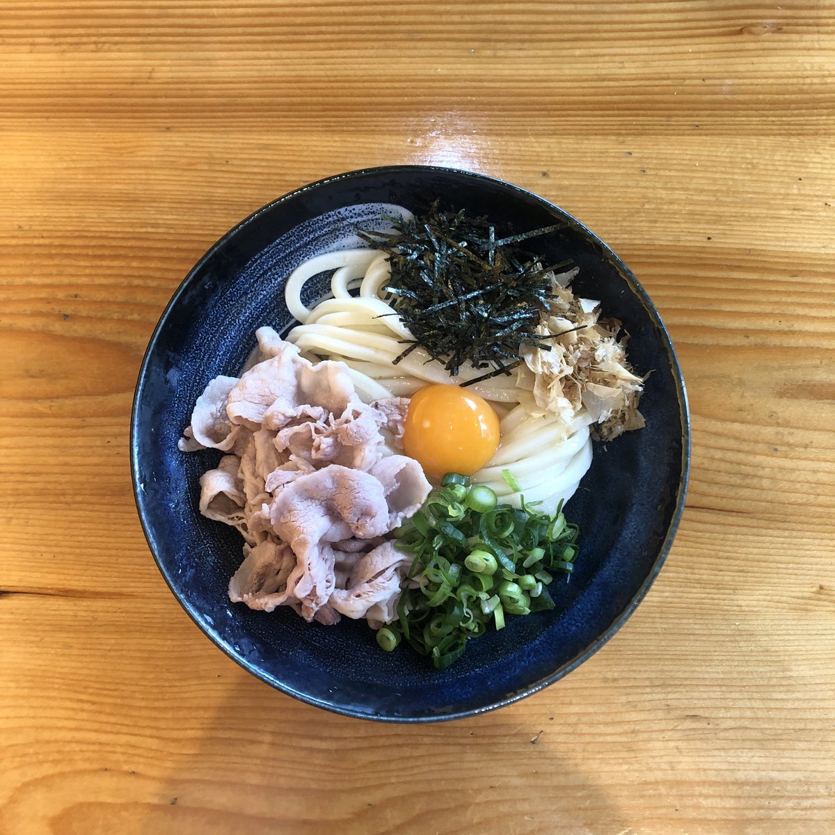 肉のせ冷玉¥790
　天かすノってます。
ノセ忘れた方の写真を使っています。
#うどん讃香 #田町ランチ #うどんさんか
#長く愛されるうどん屋 #讃岐うどん 
11:00〜15:00まで。