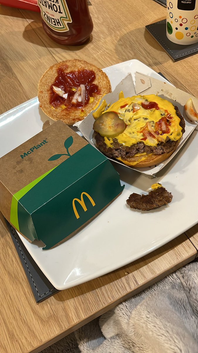 J_Ellen1's tweet photo. Finish my 13hour shift in the hospital with no break, no food all day. Get a @McDonaldsUK on the way home, ordered a McPlant meal and got given a BEEF burger. How can you get it so wrong? How do I get refunded for this?? Serving a vegetarian a meat burger 🤬😡 https://t.co/UwcFW7YRGI