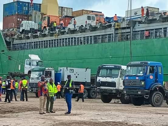 Kissingababy1's tweet photo. #RDC🇨🇩#CONGOCENTRAL Accostage au port international de Boma le dimanche 09 Avril 2023, du navire AAL Merkur affrété par l'armateur Congolais, les Lignes Maritimes Congolaises "LMC", transportant à son bord un lot important des véhicules d'occasion. https://t.co/gKKTBBK9yQ