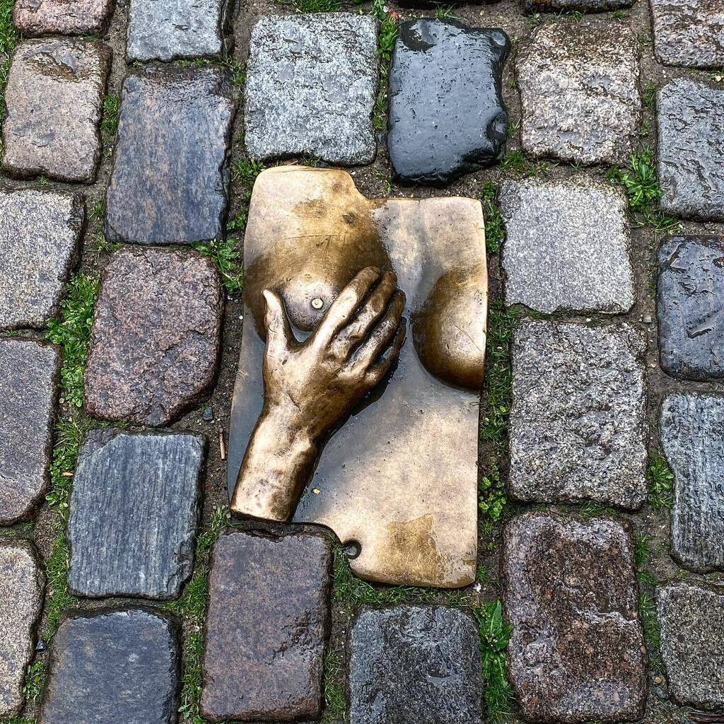 L_E_Ba's tweet photo. La main oui, Le pieds non! #groundart #latergram #streetart #streetphotography #amsterdam #amsterdamcanals #amsterdamlife #amsterdamcity #netherlands https://t.co/AW1ew3PUkt https://t.co/H2PqKthHxj