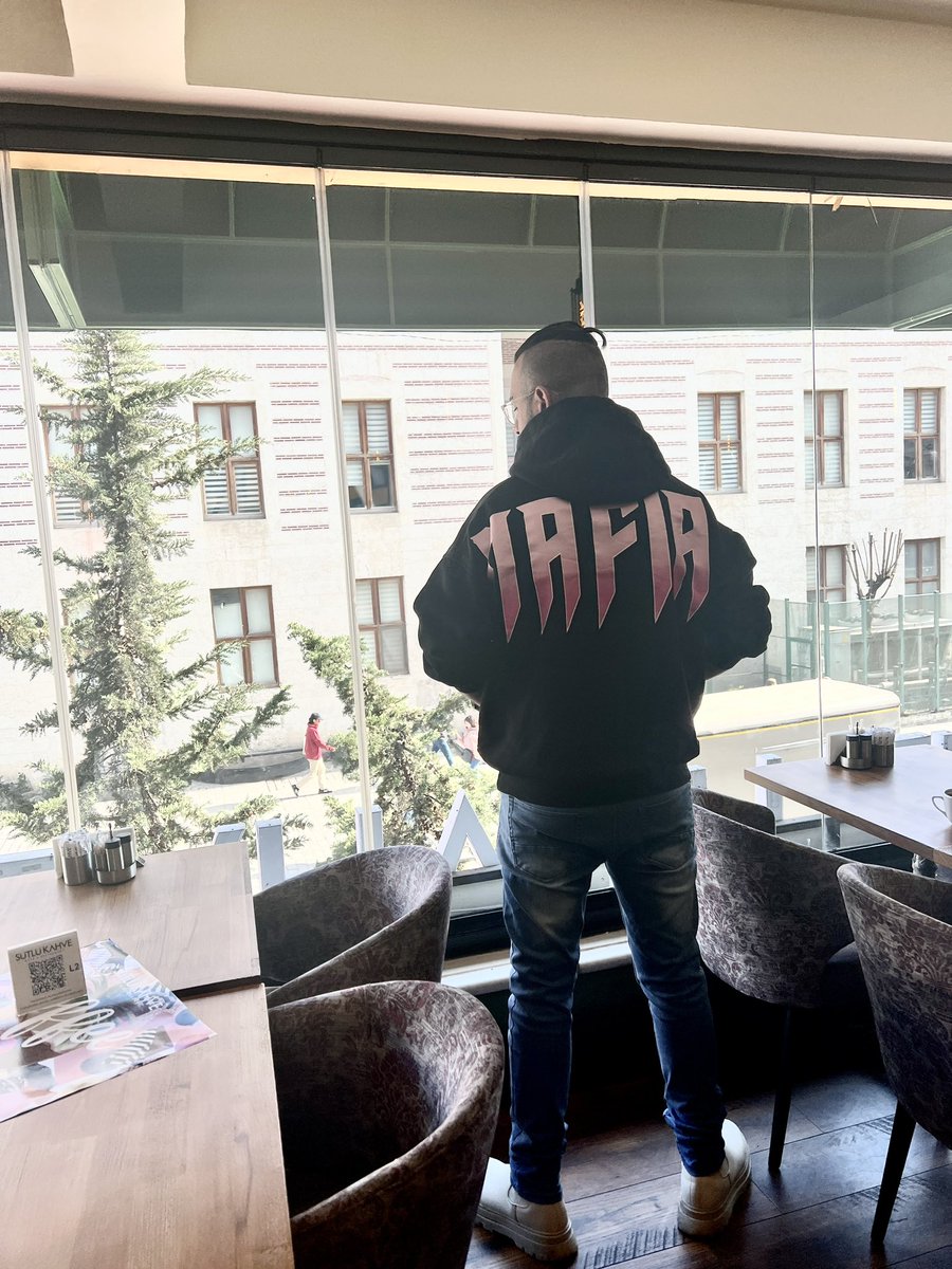 Uzakları yakın edecek çok şey var.
Ama hiç bir çaba yok ise,
Yakınlar bile uzak olur; unutma…