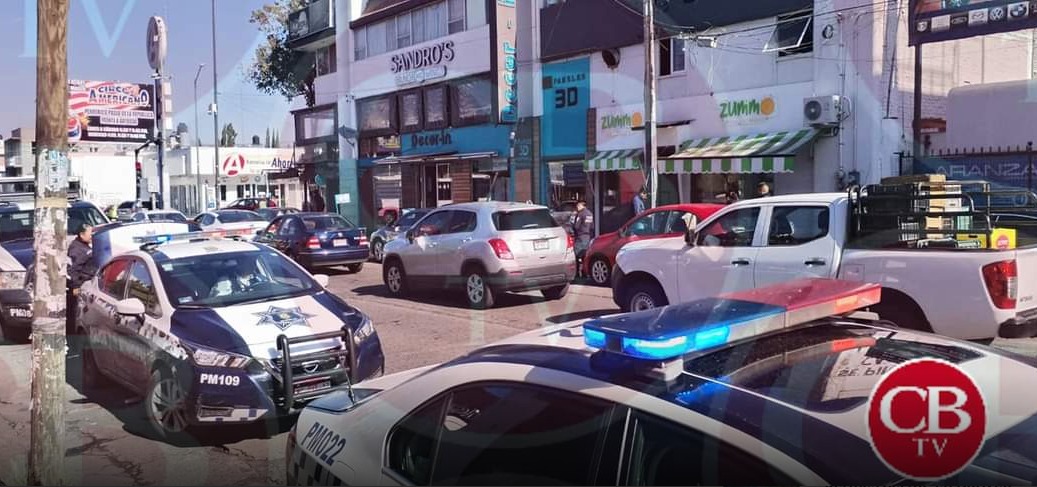 Velazquez_CB's tweet photo. @cb_television Destruyen cristal de 5 mil pesos para robarse 500 pesos en un negocio de Morelia. 👮🚓 https://t.co/M3ZRGR45Ya