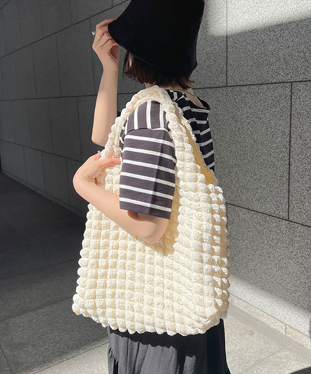 isnt_she_'s tweet photo. 「ぽこぽこ」のトートバッグが新登場。A4サイズが入るので通勤通学やお出かけにぴったり。裏地もついてます。
ブラック残りわずか！
https://t.co/XHVkiCnTsp https://t.co/bNQQ6E4sfA