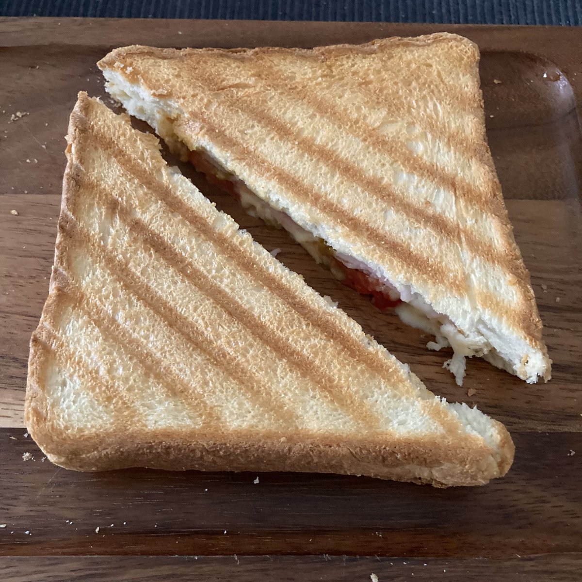 今朝はホットサンド🍞ハムチーズトマトです🧀 https://t.co/Si4on2l822 https://t.co/DVUCSYfSly