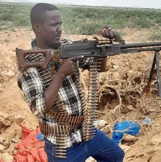 Abdilahi Abdirazak Adam Madar is an elected member of Laascaanood Local #council. Xildhibaan Cabdulahi Cabdirisaaq Aadan 
This iconic picture is showing Abdulahi carrying heavy firearms to defend his people in #Laascaanood war.