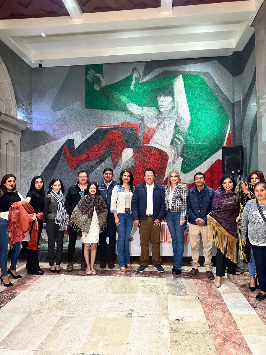 myriamcardenas's tweet photo. ¡Muchas gracias querida Dip. @kgeat, por la invitación a la exposición artesanal y cultural, que muestra parte de lo más representativo del encanto de tu distrito!. ¡Enhorabuena! 
#DiputadaLocal #AlmoloyaDeJuárez #Temoaya #Otzolotepec #Toluca #MyriamCárdenas #YoSiRegresé https://t.co/6F5yOMBdSI