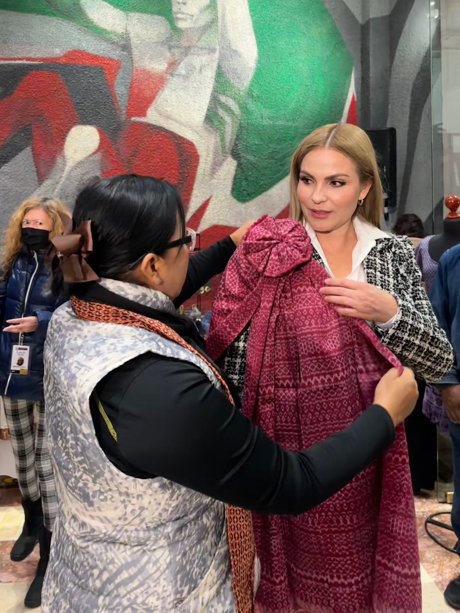 myriamcardenas's tweet photo. ¡Muchas gracias querida Dip. @kgeat, por la invitación a la exposición artesanal y cultural, que muestra parte de lo más representativo del encanto de tu distrito!. ¡Enhorabuena! 
#DiputadaLocal #AlmoloyaDeJuárez #Temoaya #Otzolotepec #Toluca #MyriamCárdenas #YoSiRegresé https://t.co/6F5yOMBdSI