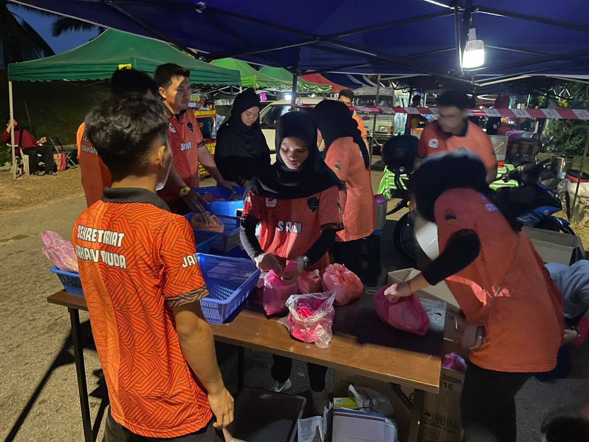 rakanmudaLAH's tweet photo. Rakan Muda @MySaveFood Ramadan hero bazar Ramadan 💪🏻🌙

Program ini menyokong inisiatif MARDI &amp; Pertubuhan Pemuda Gema Malaysia dalam pengurusan sisa makanan di bazar Ramadan melalui usaha menyelamatkan lebihan makanan dan minuman yang tidak berjaya dijual oleh peniaga bazar. https://t.co/j71bW0sm6H