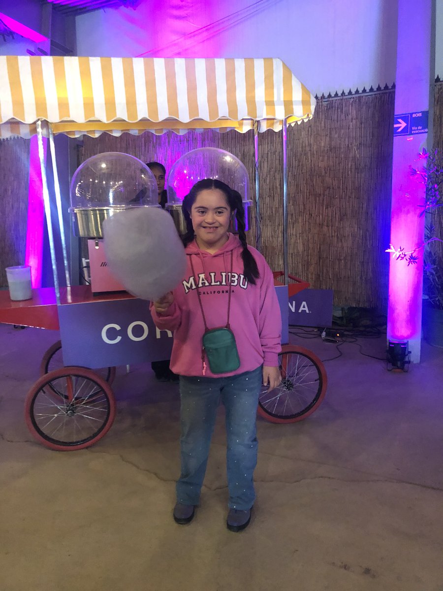 claudiaaldanas's tweet photo. ¿Tú conoces la fama máxima? Yo, sí. Me saludan y me dicen “Hola, mamá de la Fati”. Hoy, en el desfile de @corona_chile #coronalook https://t.co/gYISDGiyLd