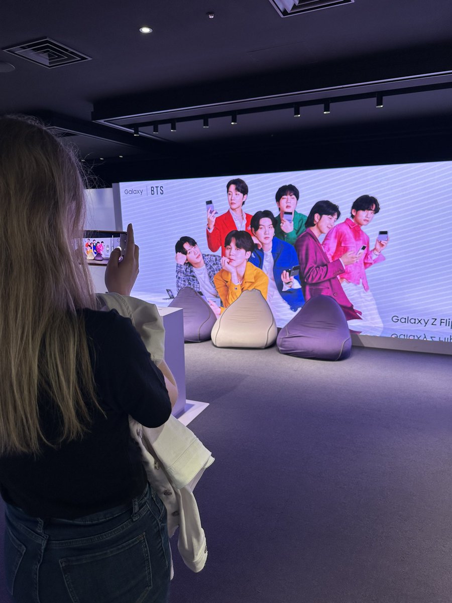 kimothy's tweet photo. #galaxyのある生活 
#galaxypurplefloor
#galaxyharajuku
Galaxy Purple flooooor!!! https://t.co/wv6Qfy7Uzy