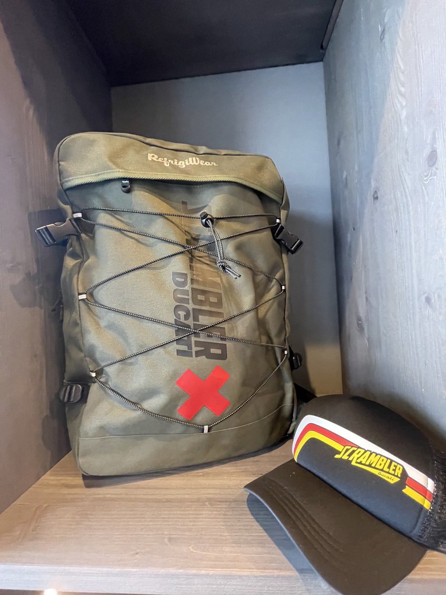 ScramblerOsaka's tweet photo. バックパックが入荷しました♪

四角いフォルムでかっこいい✨
かなり大容量なのでキャンプ行かれる方にもおすすめ☺️

数量がかなり少ないので気になる方はお早めに‼︎

987708469
¥18,091 ＋tax

#ドゥカティ兵庫#DucatiHyogo
@DucatiHyogo https://t.co/9CJWSDOth6
