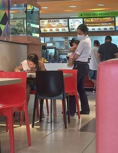 rogeliomtz75's tweet photo. GERENTE DE McDONALD's CARGÓ AL BEBÉ MIENTRAS LA MADRE LLENABA SOLICITUD DE EMPLEO.👏👏👏👏👏 https://t.co/JpsCocO9ci