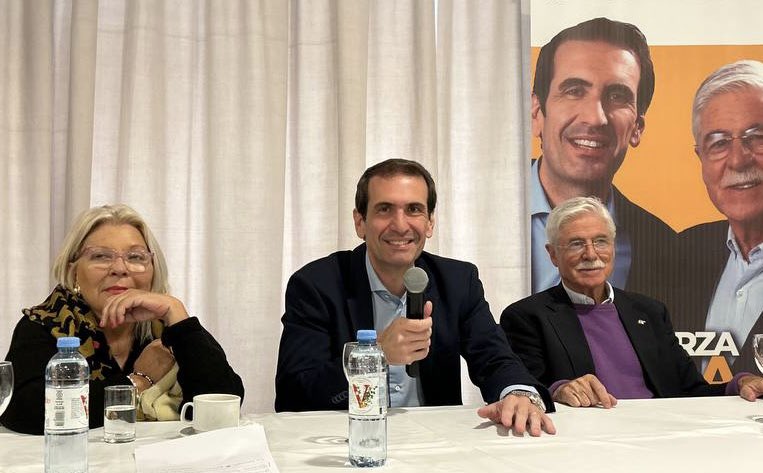 CerviPablo's tweet photo. Hoy, con gran lucidez, @elisacarrio nos dijo que el domingo los neuquinos debemos votar  “para que no nos roben el futuro”. 
No puedo estar mas de acuerdo, el domingo nos jugamos seguir en el modelo clientelista del MPN o elegir un camino de desarrollo (hilo)👇 https://t.co/T3WzSVJUC3