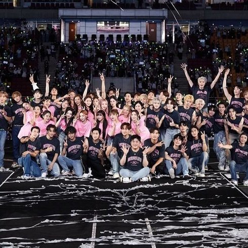 cckwangya's tweet photo. ┌── ⋆⋅ SM ENTERTAINMENT,

»•» Su capricho con ser los pioneros en todo, y cómo eso los ha llevado a crear el kpop que conocemos hoy en día.

— un hilo: https://t.co/VcriWwnY8v