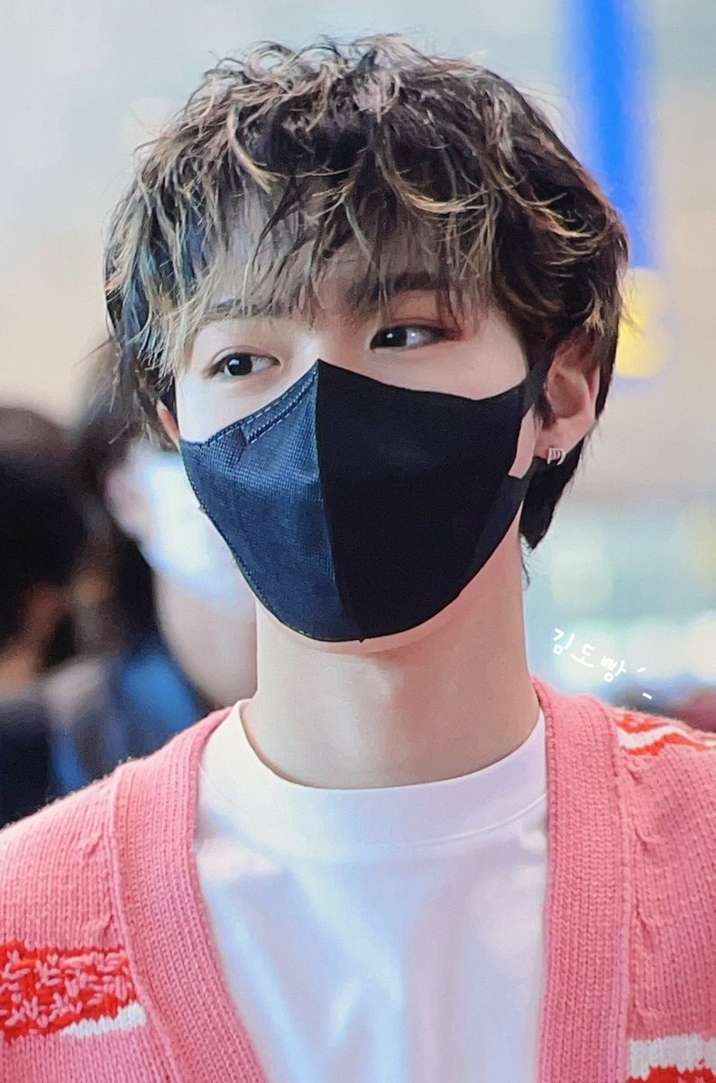 kdfolder's tweet image. doyoung at the incheon airport today! safe skies ☁️