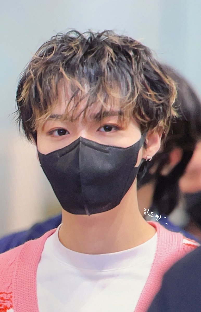 kdfolder's tweet image. doyoung at the incheon airport today! safe skies ☁️