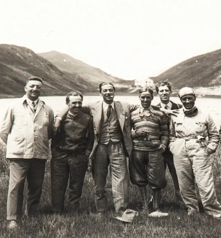 MnJpsf1uk's tweet image. #Enzo #Ferrari 
#Tazio #Nuvolari 
I piloti Enzo Ferrari (1° da sin.), Tazio Nuvolari (4°) ed Achille Varzi (6°) dell'Alfa Romeo con Prospero Gianferrari (3°) al Colle_Maddalena (1930 o 1931).
Prospero Gianferrari Archive