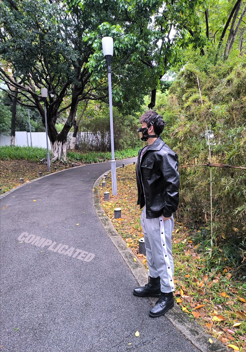 Itscom0674's tweet photo. #面罩出游记 01
哪怕是周末出游，也被要求在不被发觉的地方放一些让自己兴奋的小物品，例如口罩下...🔞
难得的外出任务，当然要好好记录下来啊😊！
在公园里，众目睽睽之下换上他准备的面罩，摆出让路人不解的动作，一张又一张，肌肉犬的出游任务正式开始... https://t.co/n9IJEgNrvM