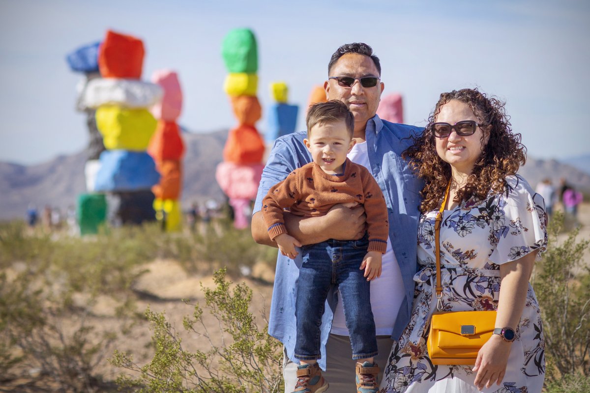 RamonAaronMora's tweet photo. Haciendo memorias una vez más. Visitamos las 7 Montañas Mágicas. Están ubicadas en medio del Desierto de Mojave, al sur de Las Vegas.
#SevenMagicmountains #7MagicMountains #SieteMontañasMagicas #7montañasmagicas #PiedrasDeColores #Colors #Desert #LasVegas #MakingMemories https://t.co/2V3GPwJxo6