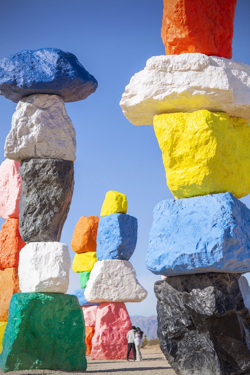 RamonAaronMora's tweet photo. Haciendo memorias una vez más. Visitamos las 7 Montañas Mágicas. Están ubicadas en medio del Desierto de Mojave, al sur de Las Vegas.
#SevenMagicmountains #7MagicMountains #SieteMontañasMagicas #7montañasmagicas #PiedrasDeColores #Colors #Desert #LasVegas #MakingMemories https://t.co/OqzPnbgKhT