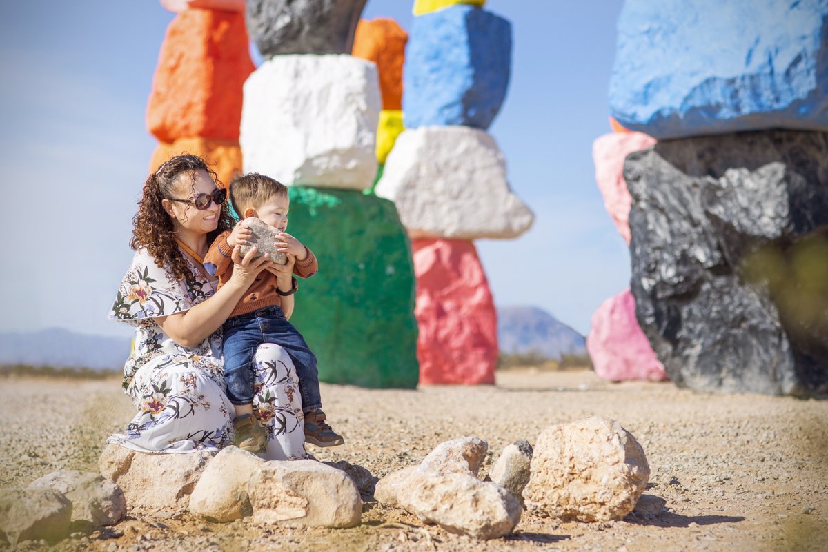 RamonAaronMora's tweet photo. Haciendo memorias una vez más. Visitamos las 7 Montañas Mágicas. Están ubicadas en medio del Desierto de Mojave, al sur de Las Vegas.
#SevenMagicmountains #7MagicMountains #SieteMontañasMagicas #7montañasmagicas #PiedrasDeColores #Colors #Desert #LasVegas #MakingMemories https://t.co/OqzPnbgKhT