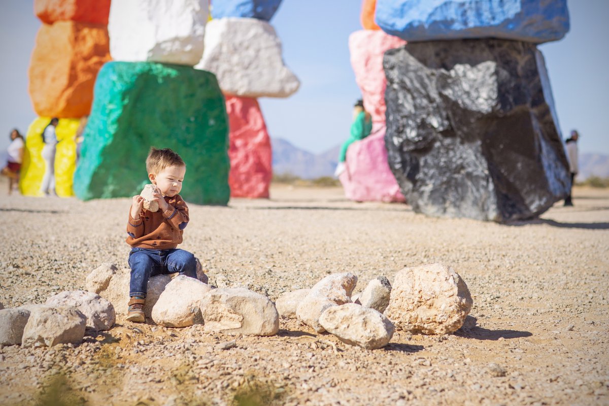 RamonAaronMora's tweet photo. Haciendo memorias una vez más. Visitamos las 7 Montañas Mágicas. Están ubicadas en medio del Desierto de Mojave, al sur de Las Vegas.
#SevenMagicmountains #7MagicMountains #SieteMontañasMagicas #7montañasmagicas #PiedrasDeColores #Colors #Desert #LasVegas #MakingMemories https://t.co/OqzPnbgKhT