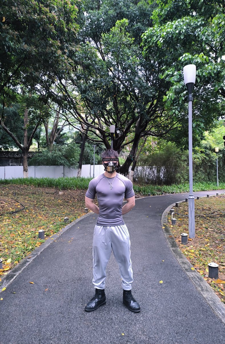 Itscom0674's tweet photo. #面罩出游记 01
哪怕是周末出游，也被要求在不被发觉的地方放一些让自己兴奋的小物品，例如口罩下...🔞
难得的外出任务，当然要好好记录下来啊😊！
在公园里，众目睽睽之下换上他准备的面罩，摆出让路人不解的动作，一张又一张，肌肉犬的出游任务正式开始... https://t.co/n9IJEgNrvM