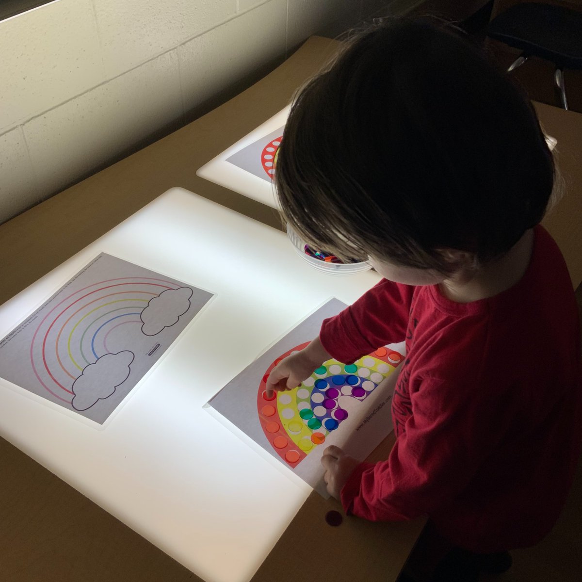 IRECPreK's tweet image. 🌈💡Rainbows at the @naturalpod #LightTable💡🌈 Some intentional, calm, &amp;amp; focused work as we grow our colour recognition, matching, &amp;amp; fine motor skills creating rainbows using small coloured counting chips &amp;amp; rainbow mats. Rainbow mats from: myboredtoddler.com/free-printable…. #PreK @IREC1