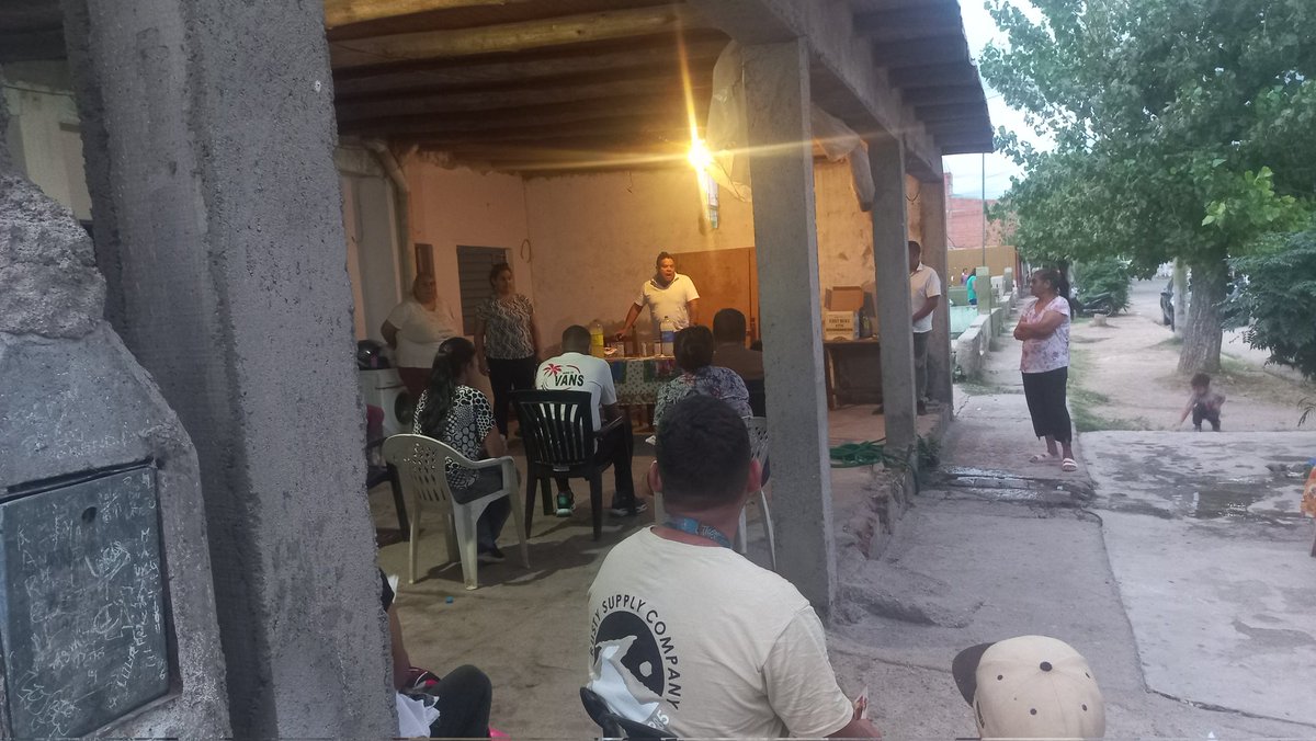 QuirogafabianR's tweet photo. Llevamos la propuesta de #vilari con la candidatos a concejal @karylarioja
#esconkari #esconines #esjuntos https://t.co/wCdlPfUk03