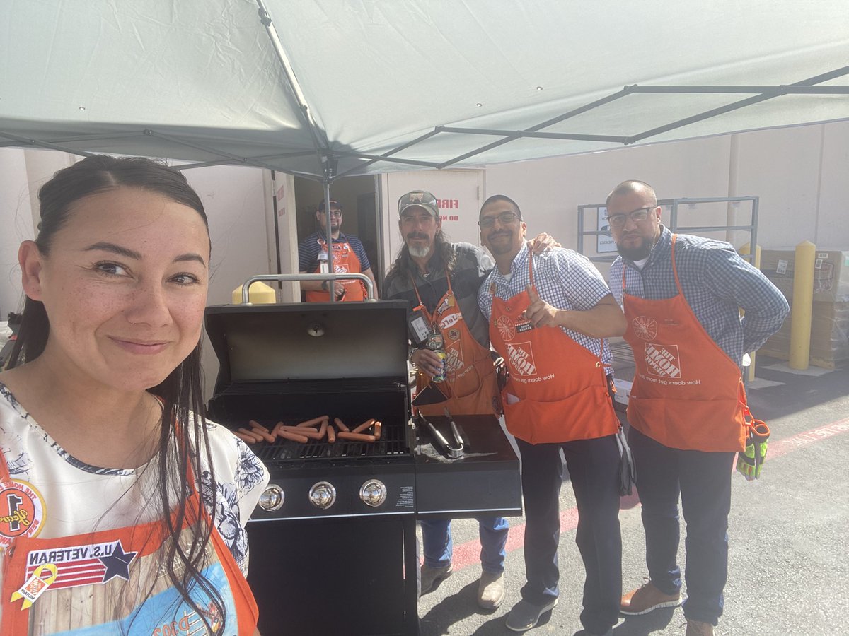 Celebrating 182 days safe with hot dogs grilled by the Store Manager! Shout out to Jeff, the infocus captain at 522. <a href="/ianfmacias/">Ian Macias</a> <a href="/JAMMartinez1323/">Ana Martinez</a> <a href="/LuisSilvas0523/">Luis</a> @Fuerstenberg15